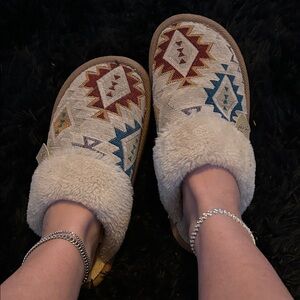 Cozy western Patterned Slippers size 7/8 (fit a 8)
